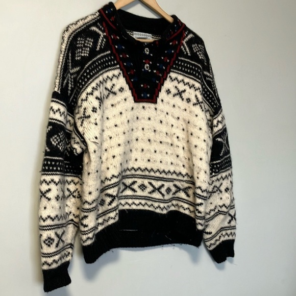 Nomadic Traders Wool Sweater made in Peru - Picture 2 of 6